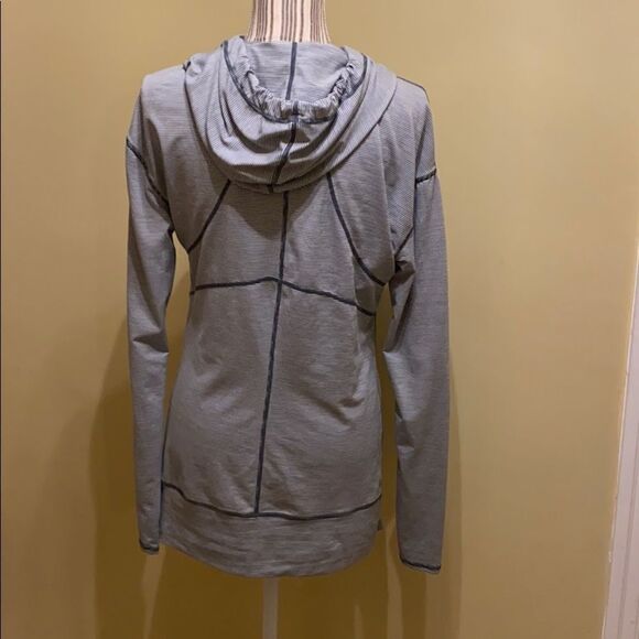 𝅺ZELLA hooded long sleeve women’s shirt. Small - Picture 4 of 6